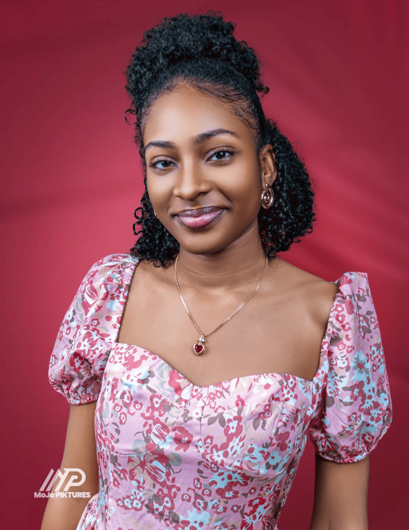 Portrait studio souriant sur fond rouge